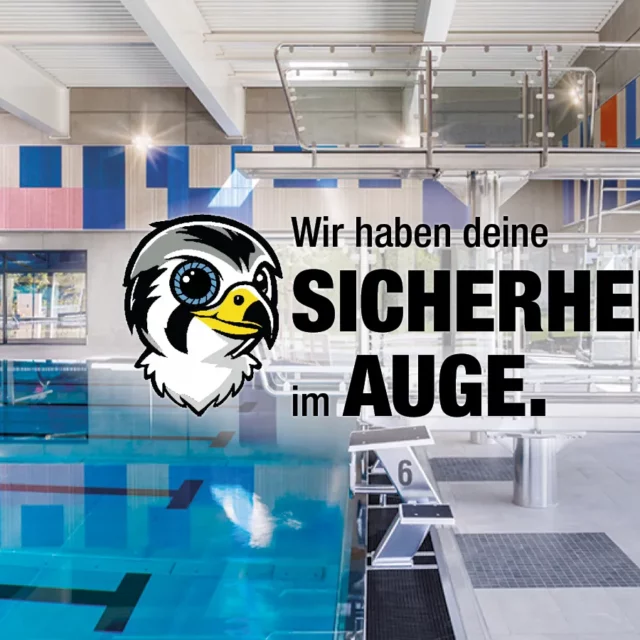 Hallenbad mit Logo der digitalen Beckenaufsicht "Wir haben deine Sicherheit im Auge"